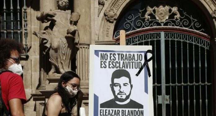 La comunidad nicaragüense de Pamplona realiza el año pasado un acto de protesta en demanda de justicia para el temporero Eleazar Blandon, quien sufrió un infarto durante su jornada laboral en Lorca (Murcia) y fue abandonado en un centro de salud, donde murió.