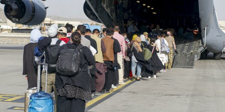 This handout photo courtesy of US Marines Corps shows evacuees stage before boarding a C-17 Globemaster III during an evacuation at Hamid Karzai International Airport, Kabul, Afghanistan, August 18, 2021. (Photo by Nicholas GUEVARA / US MARINE CORPS / AFP) / RESTRICTED TO EDITORIAL USE - MANDATORY CREDIT "AFP PHOTO / US MARINES CORP / Lance Cpl. Nicholas GUEVARA" - NO MARKETING - NO ADVERTISING CAMPAIGNS - DISTRIBUTED AS A SERVICE TO CLIENTS