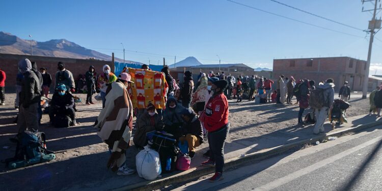 CH0. COLCHANE (CHILE), 25/09/2021.- Migrantes son vistos en el pueblo de Colchane, cruzando la frontera entre Chile y Bolivia ubicada a unos 1900 kilometros al norte de Santiago (Chile). Cientos de migrantes se encuentran varados en la pequeña localidad chilena de Colchane, en el límite con Bolivia, y miles en la ciudad más próxima, Iquique, tras ingresar al país por pasos fronterizos clandestinos, una situación que amenaza con colapsar la región. EFE/Lucas Aguayo