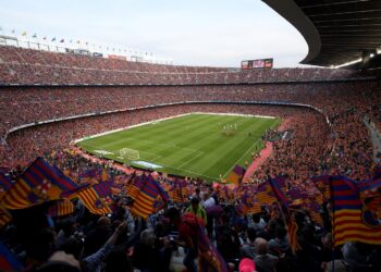 Fans cheer before the Spanish league football match between FC Barcelona and Real Sociedad at the Camp Nou stadium in Barcelona on May 20, 2018. / AFP PHOTO / LLUIS GENE