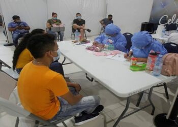 Personas esperan hoy para que integrantes del servicio de salud les apliquen la vacuna Pfizer contra el coronavirus, en el centro comercial Megamall a las afueras de ciudad de Panamá (Panamá). EFE/Carlos Lemos