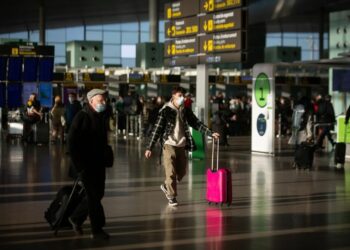 19-11-2021 Varios pasajeros con maletas en el aeropuerto de El Prat, a 19 de noviembre de 2021, en Barcelona, Cataluña (España). El aeropuerto de la red Aena es el primer aeropuerto en extensión y tráfico de Cataluña y el segundo aeropuerto con mayor tráfico de España detrás del Aeropuerto Adolfo Suárez Madrid-Barajas.  ECONOMIA  David Zorrakino - Europa Press