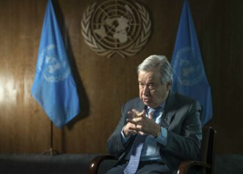 El secretario general de la ONU António Guterres concede una entrevista en la sede de la ONU el jueves 20 de enero de 2022, en Nueva York. (AP Foto/Robert Bumsted)