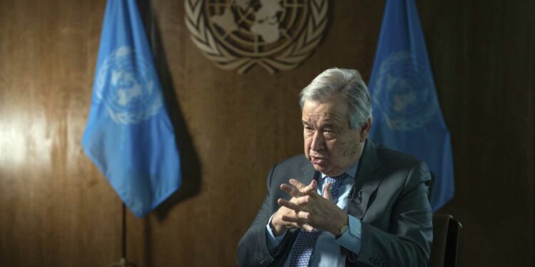 El secretario general de la ONU António Guterres concede una entrevista en la sede de la ONU el jueves 20 de enero de 2022, en Nueva York. (AP Foto/Robert Bumsted)