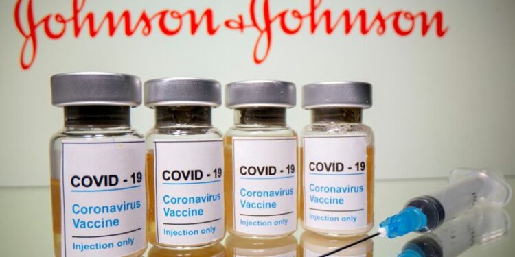 FOTO DE ARCHIVO: Frascos con una pegatina en la que se lee "COVID-19 / Vacuna contra el Coronavirus / Sólo inyección" y una jeringa médica ante un logotipo de Johnson & Johnson mostrado en esta ilustración tomada el 31 de octubre de 2020. REUTERS/Dado Ruvic