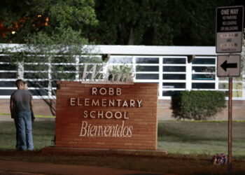 Entrada principal de la escuela primaria Robb Elementary de la ciudad de Uvalde, en el estado de Texas, donde el pasado 24 de mayo se produjo un tiroteo que acabó con la vida de 21 personas. EFE/EPA/AARON M. SPRECHER/Archivo
