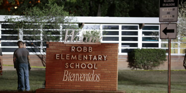 Entrada principal de la escuela primaria Robb Elementary de la ciudad de Uvalde, en el estado de Texas, donde el pasado 24 de mayo se produjo un tiroteo que acabó con la vida de 21 personas. EFE/EPA/AARON M. SPRECHER/Archivo