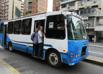 Por falta de respuestos automotriz el transporte publico disminuye el servicio cada vez mas. Existen lineas que de 70 busetas que tenian operando en Caracas, solo 20 estan trasladando usuarios.
Fotografia: Oswer Diaz Mireles. Fecha: 21092017.
Periodista: Migdalis Cañizales.