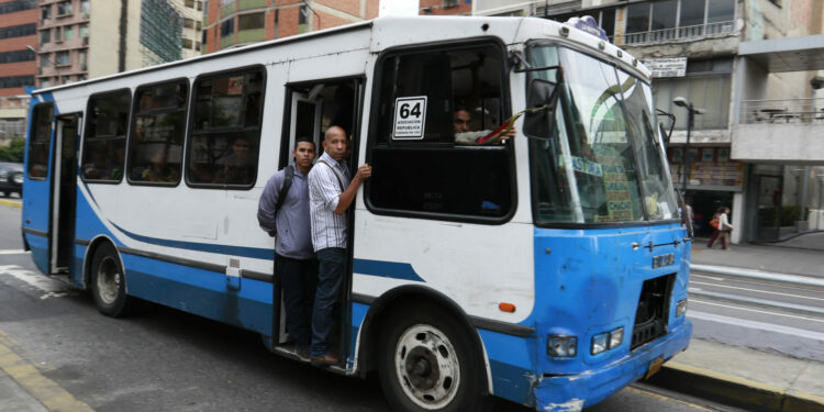 Por falta de respuestos automotriz el transporte publico disminuye el servicio cada vez mas. Existen lineas que de 70 busetas que tenian operando en Caracas, solo 20 estan trasladando usuarios.Fotografia: Oswer Diaz Mireles. Fecha: 21092017.Periodista: Migdalis Cañizales.