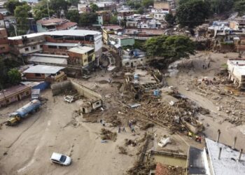 Aerial view of the zone affected by a landslide during heavy rains in Las Tejerias, Aragua state, Venezuela, on October 10, 2022. - A landslide in central Venezuela left at least 22 people dead and more than 50 missing after heavy rains caused a river to overflow, Vice President Delcy Rodriguez said Sunday. (Photo by Yuri CORTEZ / AFP)