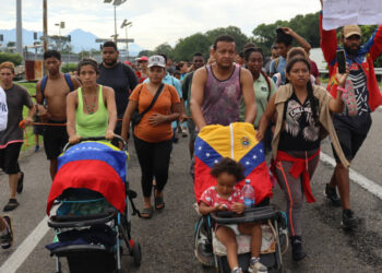 MEX2330. HUIXTLA (MÉXICO), 25/08/2022.- Migrantes caminan en caravana en el tramo carretero Huixtla-Villa Comaltitlán, hoy, en el municipio de Huixtla (México). Las autoridades del Instituto Nacional de Migración (INM) de México fallaron este jueves en su intento de convencer a los miembros de la nueva caravana de 400 migrantes de regresar a Tapachula, en la frontera entre el citado país y Guatemala. EFE/ Juan Manuel Blanco