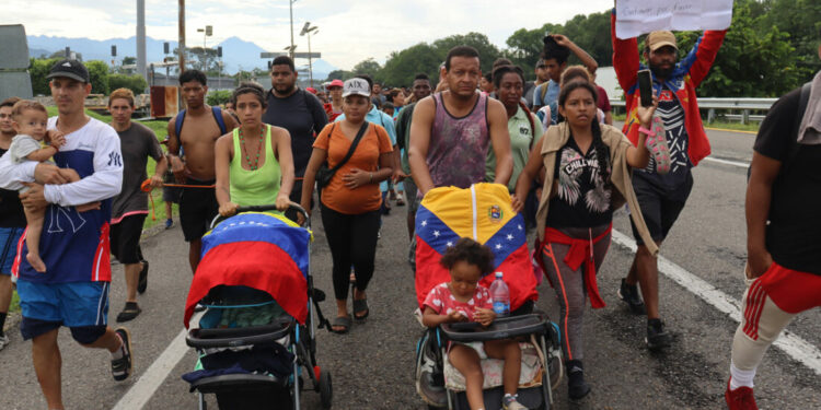 MEX2330. HUIXTLA (MÉXICO), 25/08/2022.- Migrantes caminan en caravana en el tramo carretero Huixtla-Villa Comaltitlán, hoy, en el municipio de Huixtla (México). Las autoridades del Instituto Nacional de Migración (INM) de México fallaron este jueves en su intento de convencer a los miembros de la nueva caravana de 400 migrantes de regresar a Tapachula, en la frontera entre el citado país y Guatemala. EFE/ Juan Manuel Blanco