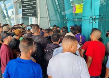 AME7197. CIUDAD DE PANAMÁ (PANAMÁ), 22/10/2022.- Fotografía cedida por Gustavo Guerrero de migrantes irregulares venezolanos se aglomeraron en busca de un boleto para regresar a Venezuela, luego que EE.UU. les cerrara la frontera terrestre, por donde pretendían entrar a ese país tras un largo viaje que incluye cruzar la peligrosa selva del Darién, hoy en el Aeropuerto de Ciudad de Panamá (Panamá). "El Aeropuerto Internacional de Tocumen y estamentos de seguridad realizan las tareas de coordinación para atender dignamente y preservar el orden ante la llegada masiva de ciudadanos migrantes venezolanos, que procuran regresar a su país vía aérea", dijo en un breve comunicado la administración de la terminal. EFE/ Gustavo Guerrero SOLO USO EDITORIAL/NO VENTAS/SOLO DISPONIBLE PARA ILUSTRAR LA NOTICIA QUE ACOMPAÑA/CRÉDITO OBLIGATORIO/MÁXIMA CALIDAD DISPONIBLE