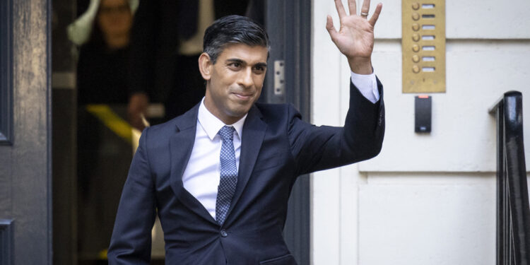 London (United Kingdom), 24/10/2022.- Former British Chancellor of the Exchequer Rishi Sunak leaves the Conservative Central Office after it was announced by the Chair of the 1922 Committee that he will become the new leader of the Conservative Party in London, Britain, 24 October 2022. Sunak will succeed Liz Truss as prime minister, after rival candidate Mordaunt withdrew from the party leadership contest. (Reino Unido, Londres) EFE/EPA/TOLGA AKMEN