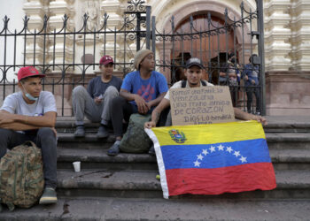 AME9781. TEGUCIGALPA (HONDURAS), 16/08/2022.- Ciudadanos venezolanos piden ayuda durante su paso migratorio con destino a los Estados Unidos, hoy en la Plaza Central del Centro Histórico de Tegucigalpa (Honduras). EFE/Gustavo Amador