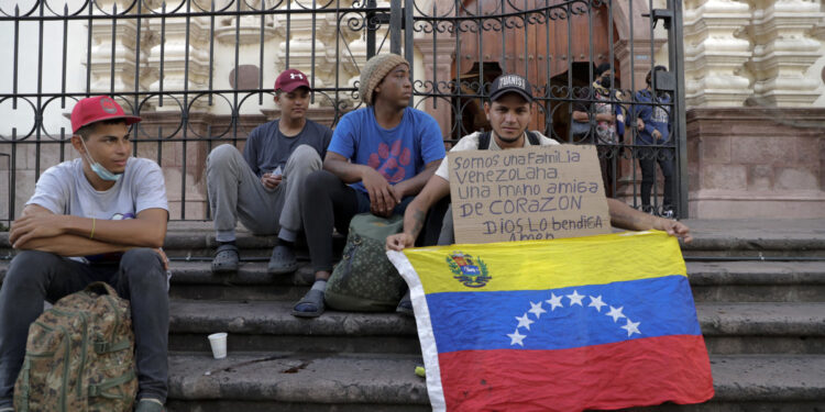 AME9781. TEGUCIGALPA (HONDURAS), 16/08/2022.- Ciudadanos venezolanos piden ayuda durante su paso migratorio con destino a los Estados Unidos, hoy en la Plaza Central del Centro Histórico de Tegucigalpa (Honduras). EFE/Gustavo Amador