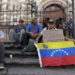 AME9781. TEGUCIGALPA (HONDURAS), 16/08/2022.- Ciudadanos venezolanos piden ayuda durante su paso migratorio con destino a los Estados Unidos, hoy en la Plaza Central del Centro Histórico de Tegucigalpa (Honduras). EFE/Gustavo Amador