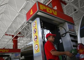 Una gasolinera de PDVSA operando en Caracas, ago 29 2014. La cesta venezolana de crudo y derivados rompió la tendencia a la baja que mantuvo durante varias semanas y ganó 6,18 dólares por barril (dpb), impulsada por la recuperación de los mercados bursátiles y las expectativas favorables en torno a la economía estadounidense, dijo el viernes el Ministerio de Petróleo.  REUTERS/Carlos Garcia Rawlins