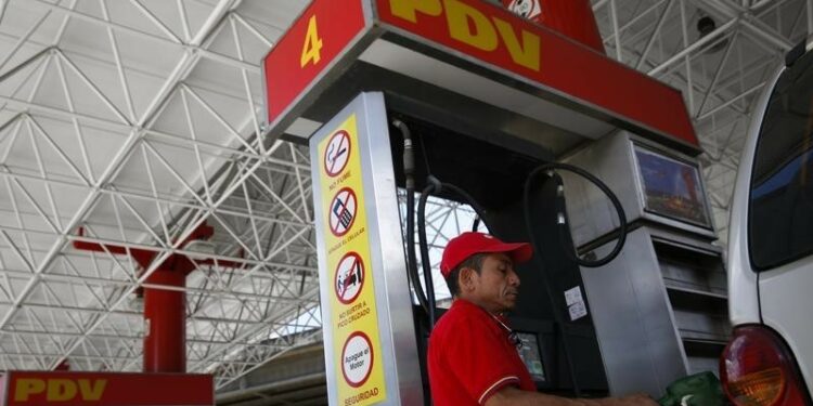 Una gasolinera de PDVSA operando en Caracas, ago 29 2014. La cesta venezolana de crudo y derivados rompió la tendencia a la baja que mantuvo durante varias semanas y ganó 6,18 dólares por barril (dpb), impulsada por la recuperación de los mercados bursátiles y las expectativas favorables en torno a la economía estadounidense, dijo el viernes el Ministerio de Petróleo. REUTERS/Carlos Garcia Rawlins
