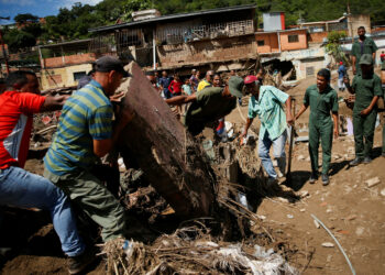 Rescue members work following a landslide due to heavy rains, in Las Tejerias, Aragua state, Venezuela October 10, 2022. REUTERS/Leonardo Fernandez Viloria