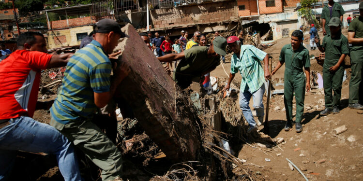 Rescue members work following a landslide due to heavy rains, in Las Tejerias, Aragua state, Venezuela October 10, 2022. REUTERS/Leonardo Fernandez Viloria