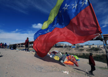 MEX447. CIUDAD JUÁREZ (MÉXICO), 20/11/2022.- Migrantes venezolanos acampan a orillas del Río Bravo, hoy, en Ciudad Juárez, estado de Chihuahua (México). Autoridades mexicanas están pidiéndole a migrantes de origen venezolano, que desde hace más de un mes están en casas de campaña a la orilla del Río Bravo, línea divisoria entre México y Estados Unidos, que se resguarden en albergues públicos. Casas de campaña, cobijas puestas sobre cartón o colchonetas sobre pedazos de madera, son parte de lo que conforma este campamento, sitio que lo han considerado una muestra de resistencia pacífica, en demanda de asilo político. EFE/ Luis Torres