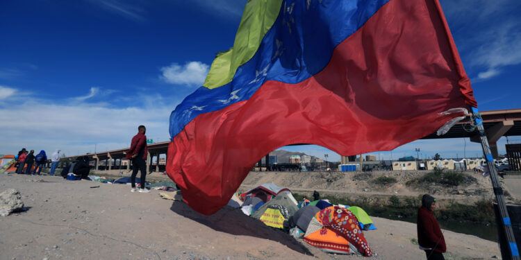 MEX447. CIUDAD JUÁREZ (MÉXICO), 20/11/2022.- Migrantes venezolanos acampan a orillas del Río Bravo, hoy, en Ciudad Juárez, estado de Chihuahua (México). Autoridades mexicanas están pidiéndole a migrantes de origen venezolano, que desde hace más de un mes están en casas de campaña a la orilla del Río Bravo, línea divisoria entre México y Estados Unidos, que se resguarden en albergues públicos. Casas de campaña, cobijas puestas sobre cartón o colchonetas sobre pedazos de madera, son parte de lo que conforma este campamento, sitio que lo han considerado una muestra de resistencia pacífica, en demanda de asilo político. EFE/ Luis Torres