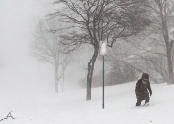 -FOTODELDÍA-Buffalo (Estados Unidos), 24/12/2022.- Una persona navega por la nieve profunda durante una tormenta invernal que afecta a gran parte de Estados Unidos, en Buffalo, Nueva York, EE.UU., el 24 de diciembre de 2022. Gran parte de Estados Unidos vive el invierno clima como resultado de una gran tormenta generada por un ciclón bomba, el fenómeno meteorológico cuando la presión atmosférica cae rápidamente en una fuerte tormenta. (Estados Unidos, Búfalo, Nueva York) EFE/EPA/JALEN WRIGHT