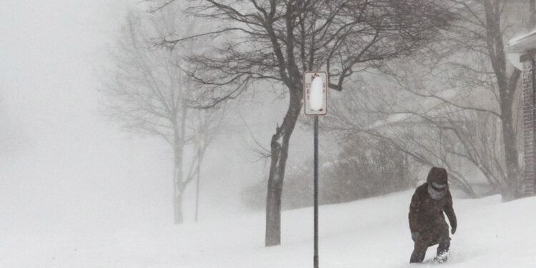 -FOTODELDÍA-Buffalo (Estados Unidos), 24/12/2022.- Una persona navega por la nieve profunda durante una tormenta invernal que afecta a gran parte de Estados Unidos, en Buffalo, Nueva York, EE.UU., el 24 de diciembre de 2022. Gran parte de Estados Unidos vive el invierno clima como resultado de una gran tormenta generada por un ciclón bomba, el fenómeno meteorológico cuando la presión atmosférica cae rápidamente en una fuerte tormenta. (Estados Unidos, Búfalo, Nueva York) EFE/EPA/JALEN WRIGHT