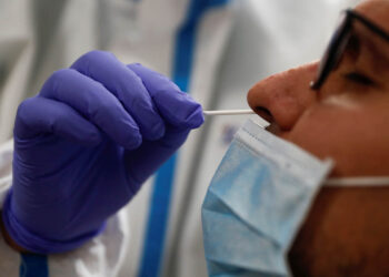 MADRID, 25/04/2020.- Un trabajador sanitario del centro de salud de General Ricardos, en Madrid, hace un test de coronavirus. Los centros de salud han modificado su forma de trabajar durante la crisis del coronavirus ahora centrada en el seguimiento telefónico y la atención domiciliaria de pacientes con síntomas de COVID-19 y otras dolencias, aunque con la bajada de la presión asistencial algunos empiezan a recuperar algo de normalidad este fin de semana. EFE/ Mariscal