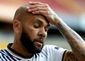 (FILES) In this file photo taken on September 4, 2022 Pumas' Brazilian defender Dani Alves gestures during the Mexican Apertura tournament football match against Atlas at the Jalisco stadium in Guadalajara, Jalisco State, Mexico. - Former Brazil defender Dani Alves was taken into custody on January 20, 2023 in Spain over allegations that he sexually assualted a woman at a Barcelona nightclub in December, police said. The 39-year-old player was summoned to a Barcelona police station where he was "taken into custody" and will now be questioned by a judge, said a spokesman for Catalonia's regional police force, the Mossos d'Esquadra. (Photo by Ulises Ruiz / AFP)