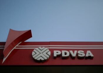 FOTO DE ARCHIVO: El logo corporativo de la petrolera estatal PDVSA se ve en una gasolinera en Caracas, Venezuela 12 de abril de 2017. REUTERS/Marco Bello/Archivo