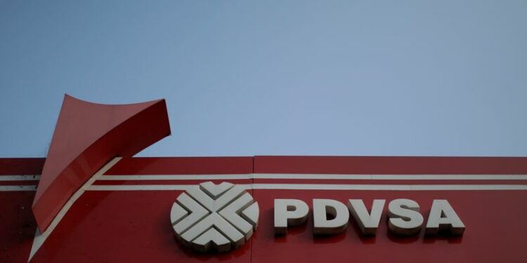 FOTO DE ARCHIVO: El logo corporativo de la petrolera estatal PDVSA se ve en una gasolinera en Caracas, Venezuela 12 de abril de 2017. REUTERS/Marco Bello/Archivo