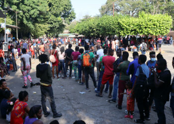 Migrantes hacen fila para hacer un tramite de asilo ante la Comisión Mexicana de Ayuda a Refugiados (Comar) hoy, en Tapachula, estado de Chiapas (México). EFE/Juan Manuel Blanco