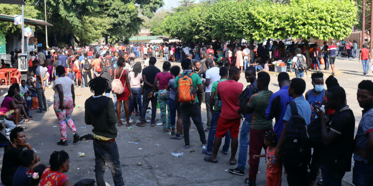 Migrantes hacen fila para hacer un tramite de asilo ante la Comisión Mexicana de Ayuda a Refugiados (Comar) hoy, en Tapachula, estado de Chiapas (México). EFE/Juan Manuel Blanco
