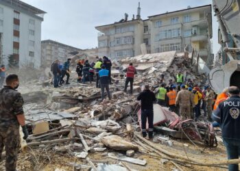 Rescuers carry on search operations among the rubble of collapsed buildings in the Yesilyurt district of Malatya on February 27, 2023 after a 5,6 magnitude earthquake hit eastern Turkey, killing one person and wounding dozens others while causing some damaged buildings to collapse, the government's disaster agency said. - The epicentre of the tremor was the Yesilyurt district in the Malatya province, which was hit by the February 6 earthquake that killed over 44,000 people in Turkey and thousands more in neighbouring Syria. (Photo by DHA (Demiroren News Agency) / AFP) / - Turkey OUT / RESTRICTED TO EDITORIAL USE - MANDATORY CREDIT "AFP PHOTO / DHA (Demiroren News Agency) " - NO MARKETING - NO ADVERTISING CAMPAIGNS - DISTRIBUTED AS A SERVICE TO CLIENTS