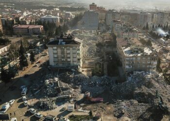 This aerial view shows collapsed buildings during the ongoing rescue operation in Kahramanmaras, the epicentre of the first 7.8-magnitude earthquake seven days ago, in southeastern Turkey, on February 13, 2023. - The death toll from a catastrophic earthquake that hit Turkey and Syria climbed above 35,000 on February 13, 2023, with search and rescue teams starting to wind down their work. (Photo by OZAN KOSE / AFP)