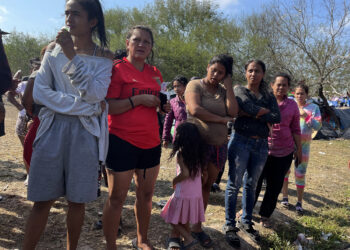 MEX3183. MATAMOROS (MÉXICO), 29/12/2022.- Un grupo de personas migrantes permanecen en un campamento improvisado junto al Río Bravo hoy, en la ciudad de Matamoros, estado de Tamaulipas (Mexico). Las familias de latinoamericanos que quedaron varadas en la frontera norte de México ahora pedirán al Gobierno de Canadá que les brinde asilo. EFE/ Abraham Pineda Jácome