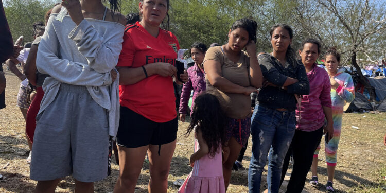 MEX3183. MATAMOROS (MÉXICO), 29/12/2022.- Un grupo de personas migrantes permanecen en un campamento improvisado junto al Río Bravo hoy, en la ciudad de Matamoros, estado de Tamaulipas (Mexico). Las familias de latinoamericanos que quedaron varadas en la frontera norte de México ahora pedirán al Gobierno de Canadá que les brinde asilo. EFE/ Abraham Pineda Jácome
