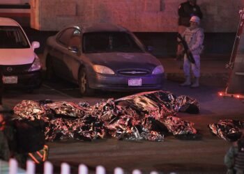 -FOTODELDIA- CIUDAD JUÁREZ (MÉXICO), 28/03/2023.- Fotografía de los cuerpos de migrantes fallecidos durante un incendio en las instalaciones del Instituto Nacional de Migración (INM), la noche del 27 de marzo de 2023, en Ciudad Juárez, Chihuahua (México). Al menos 37 migrantes murieron en un incendio en una estación del Instituto Nacional de Migración (INM) de Ciudad Juárez, en la frontera norte de México, según indicaron este martes a EFE fuentes oficiales. EFE/Luis Torres