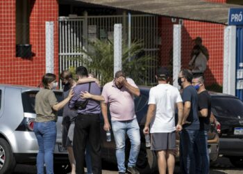 Familiares acuden a la Escuela Aquarela en Saudades, Brasil, el 4 de mayo del 2021, ante reportes de que un hombre apuñaló a niños allí.  (Foto AP/Liamara Polli)