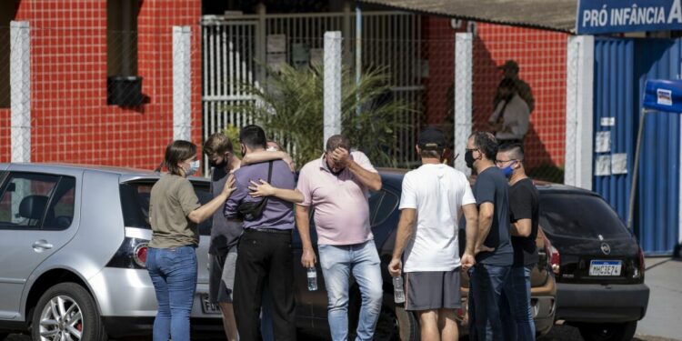 Familiares acuden a la Escuela Aquarela en Saudades, Brasil, el 4 de mayo del 2021, ante reportes de que un hombre apuñaló a niños allí.  (Foto AP/Liamara Polli)