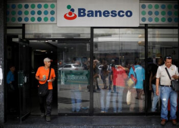 FOTO DE ARCHIVO. Un hombre sale de una sucursal del banco Banesco en Caracas, Venezuela, 4 de mayo de 2018. REUTERS/Carlos García Rawlins