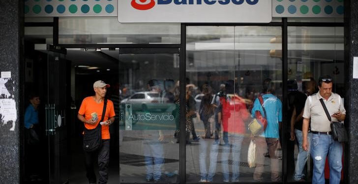 FOTO DE ARCHIVO. Un hombre sale de una sucursal del banco Banesco en Caracas, Venezuela, 4 de mayo de 2018. REUTERS/Carlos García Rawlins