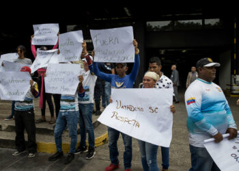 AME9749. CARACAS (VENEZUELA), 29/06/2023.- Lancheros, pescadores y prestadores de servicios turísticos del Parque Nacional Morrocoy protestan para denunciar la construcción de una carretera y deforestación masiva, lo que consideran un ecocidio, en la sede del Ministerio Público, hoy en Caracas (Venezuela). EFE/ MIGUEL GUTIERREZ