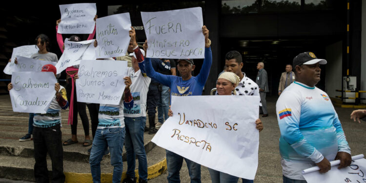 AME9749. CARACAS (VENEZUELA), 29/06/2023.- Lancheros, pescadores y prestadores de servicios turísticos del Parque Nacional Morrocoy protestan para denunciar la construcción de una carretera y deforestación masiva, lo que consideran un ecocidio, en la sede del Ministerio Público, hoy en Caracas (Venezuela). EFE/ MIGUEL GUTIERREZ