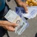 Un ciudadano fue registrado al sostener varios bolívares, en Caracas (Venezuela). EFE/Ronald Peña