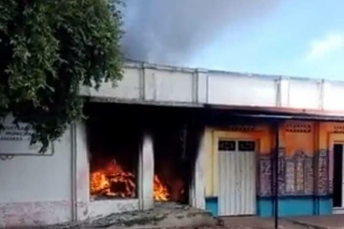 Un muerto y varios heridos tras incendio de Registraduría Nacional en Colombia