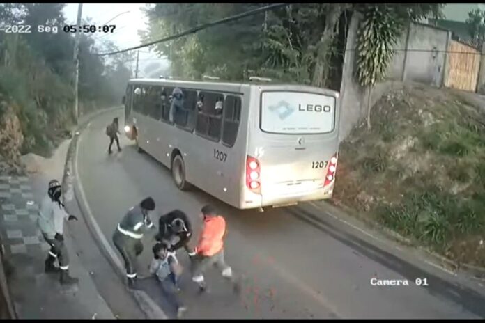 Sujetos armados robaron bus con jóvenes futbolistas