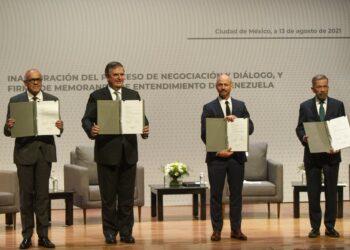 (From L to R) The president of the Venezuelan National Assembly, Jorge Rodriguez, Mexican Foreign Minister Marcelo Ebrard, the Director at NOREF Norwegian Centre for Conflict Resolution, Dag Nylander and the head of the Venezuelan opposition delegation, Gerardo Blyde Perez, hold signed documents during the  launch of negotiations between the Venezuelan government an opposition, at the National Museum of Anthropology in Mexico City on August 13, 2021. - Venezuela's government and opposition launched negotiations on Friday in Mexico that were expected to focus on sanctions and elections to try to end a crippling political and economic crisis. (Photo by CLAUDIO CRUZ / AFP)